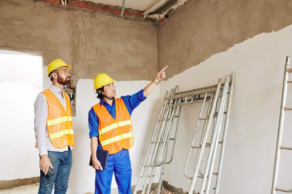 Quelles sont les causes et les solutions pour une fuite d'eau au plafond ?