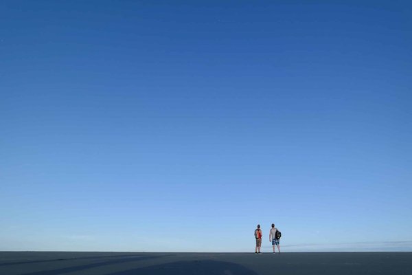 Optez pour le style moderne et minimaliste avec des chaises suspendues en rotin